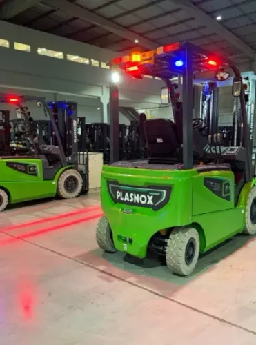 Empilhadeira Elétrica Plasnox Lítio - 2,5 Ton. Torre Triplex 4,7M