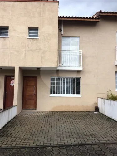 Casa em condomínio fechado,3 dormitórios 1 suite,2 vagas, armários, quintal ,zona leste