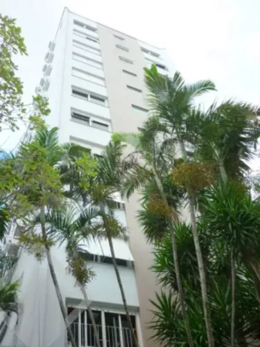 Gigantesco apartamento em edifício tradicional