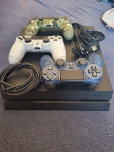 Vendo playstation ; R$ 1.200,00, com 03 controles, usado em perfeito funcionamento