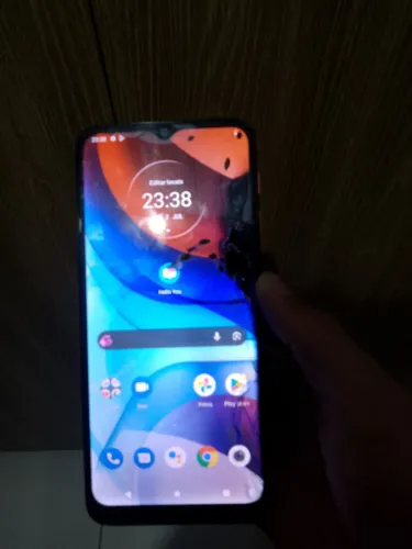 Moto e7 Power funcionando perfeitamente macha na tela do lado direito