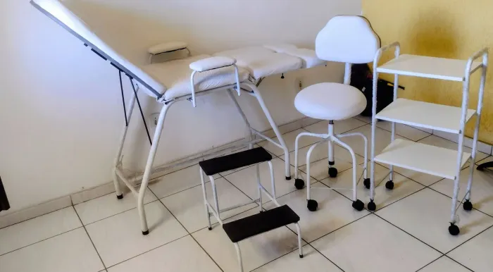 Maca para uso de podologia, estética e outras funções junto cadeira escada e carrinho.