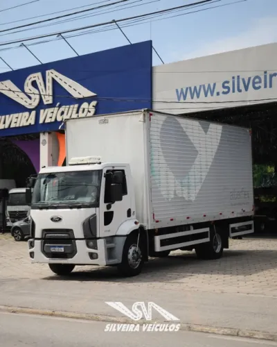 Ford Cargo 1719 - Ano: 2014 - Baú