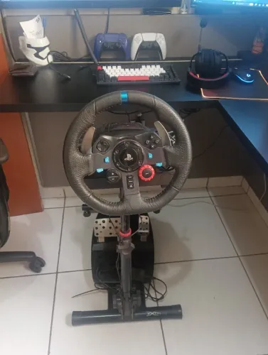 Simulador Logitech G29 com suporte incluso.
