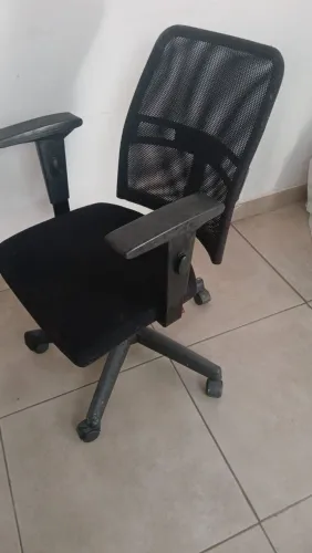 1Cadeira de Escritório giratória ,e 2 cadeiras de plástico reforçado