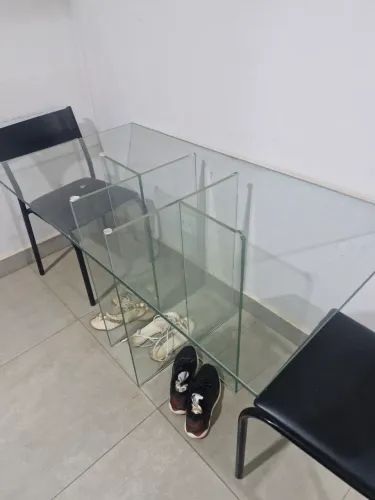 Vende-se Mesa de Vidro com 2 cadeiras semi nova