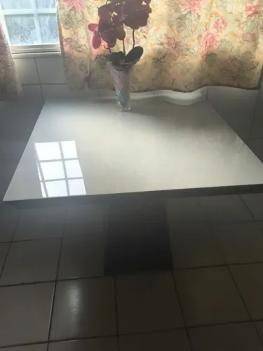 Mesa de madeira com tampo de vidro super nova