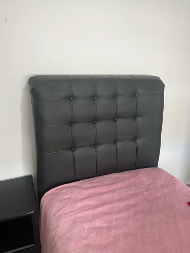 Cabeceira e mesa de cabeceira de solteiro