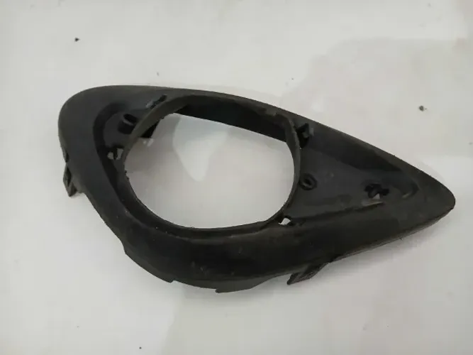 MOLDURA FAROL MILHA DIREITO NISSAN MARCH 2015/2020