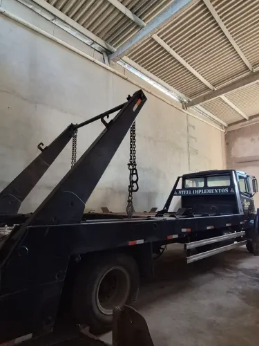 Vendo caçambas para entulhos e 2 caminhões com poliguindaste duplo de carrinho