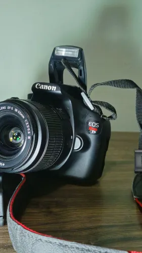 VENDO - CÂMERA FOTOGRÁFICA ( CANON EOS REBEL T5 )