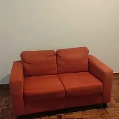 USADO Sofa 2 lugares acompanha puff com rodinhas