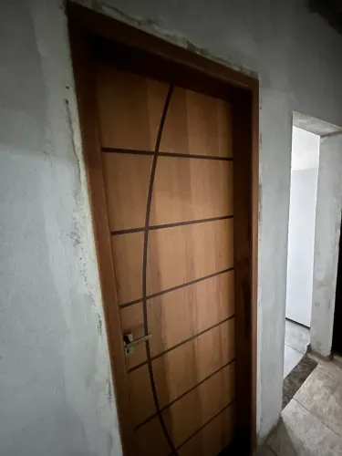 Porta frisada e guarnição de madeira