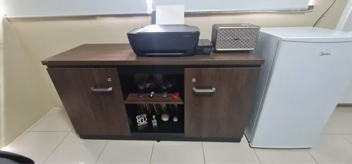 Combo armario baixo e mesa para escritório 