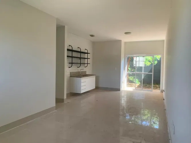 Ótima casa com jardim e 3 quartos no Condomínio Manhattan