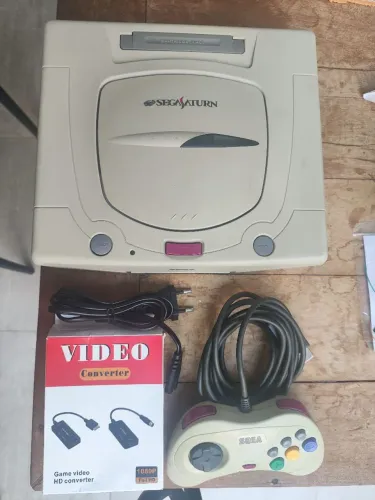 Sega Saturn com Fenrir, cartão 64gb, adaptador HDMI, controle e cabo de energia.