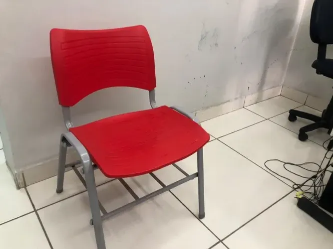 Cadeira Iso Vermelha