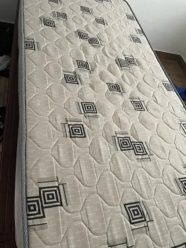 Cama e colchão 