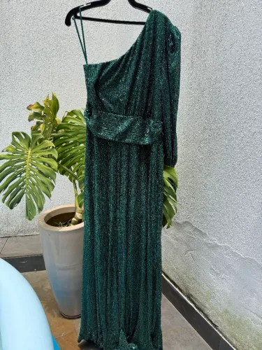 Vestido de paetê verde. Maravilhoso.