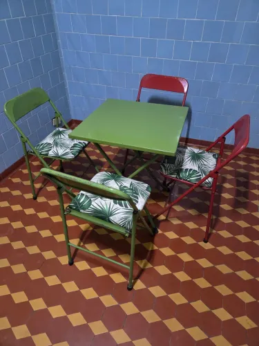 Mesa de ferro com 4 cadeiras e almofada EXCELENTE ESTADO