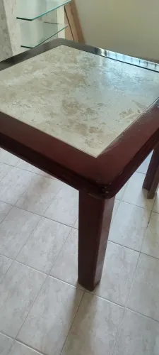 Mesa sem cadeira com pedra no centro dela mármore
