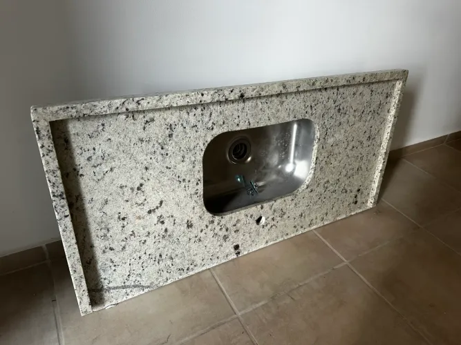 Bancada de Granito 120x60 com Cuba Inox Embutida - Excelente Estado