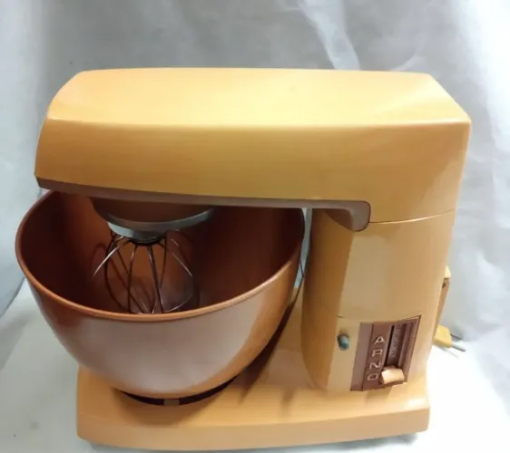 Vendo batedeira planetária Arno caramelo! Perfeita para decorar espaço de confeiteiras