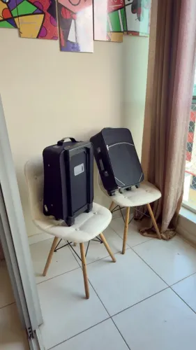Duas Malas em bom estado, da cor preta!!