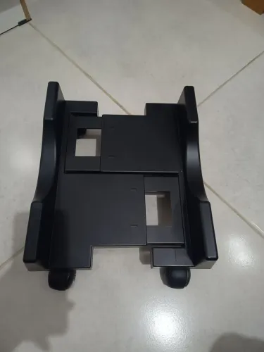 Suporte para gabinete com regulagem de largura e com rodinhas