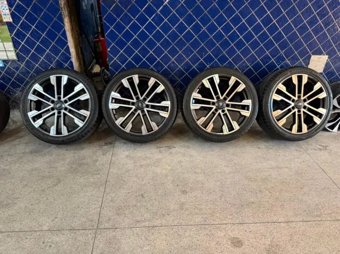 Rodas aro 22 pneus bons.5.500