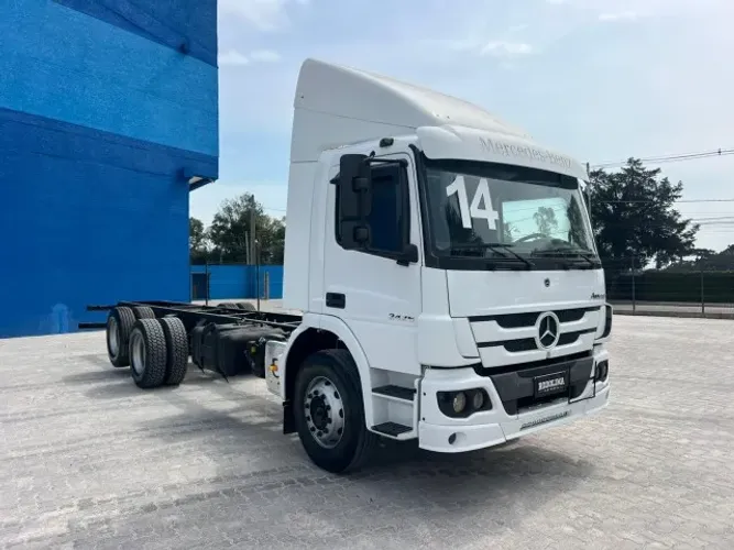 Caminhão Mercedes Benz Atego 2426 6x2 ano 2014 Branco Mb