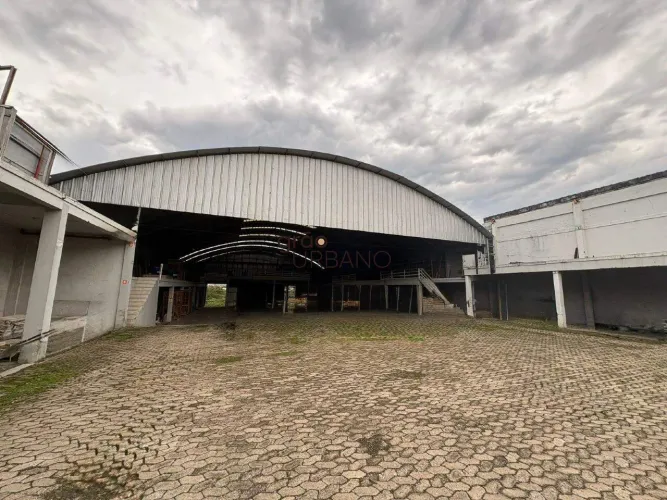Pavilhão comercial para locação com 1.725m² construídos, pé-direito alto, telhado novo, ár