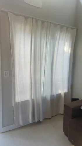 Cortinas off-white em linho