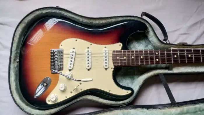 Guitarra Fender Stratocaster Standard Brown Sunburst COM CASE VINTAGE