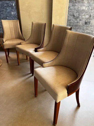 Vende-se: 4 Cadeiras de Madeira com Linho | Lindas e Atemporais