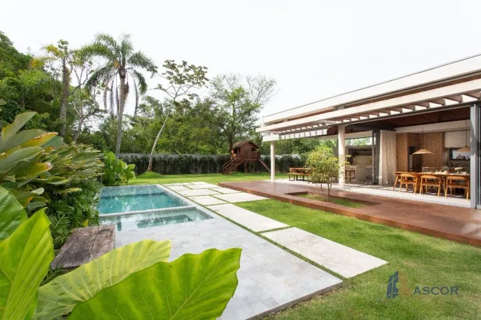 Casa em condomínio perto da Praia à venda na Cachoeira do Bom Jesus. UMA CASA SIMPLESMENTE