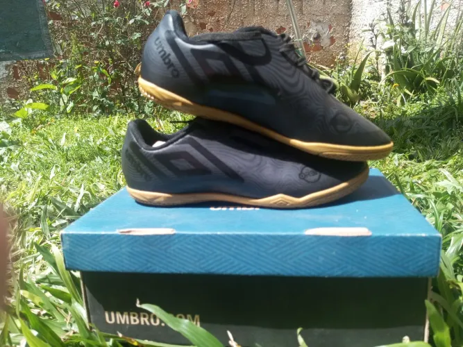 Chuteira umbro futsal Cor preta ? tamanho 38 