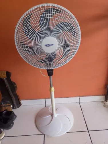 Ventilador Mondial de Pé Branco