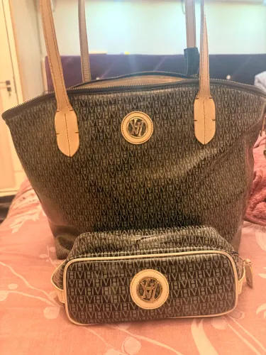 Conjunto de Bolsa Victor Hugo grande c/ necessaire Original  