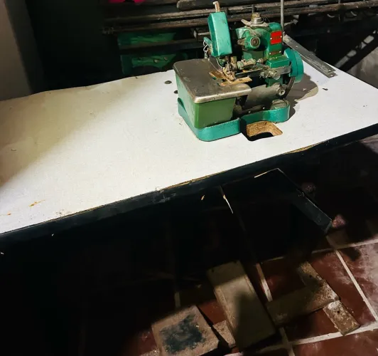 Máquina Overlock Industrial Antiga - Verde