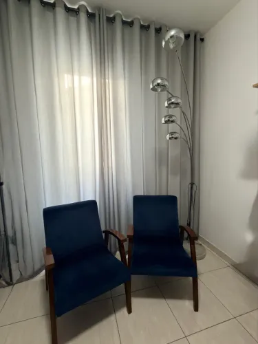 Vendo duas poltronas lindas em suede cor azul marinho.