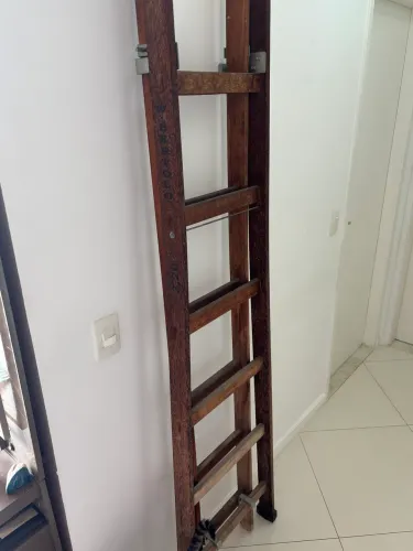 Escada de madeira