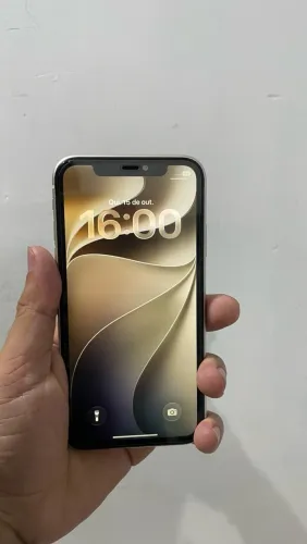 iPhone 11 de 64gb sem Face ID, notificações de bateria e tela.