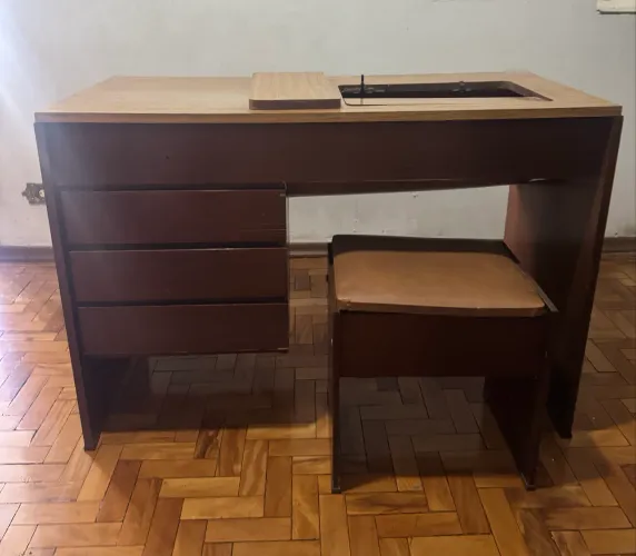 Mesa máquina de costura acompanha banco