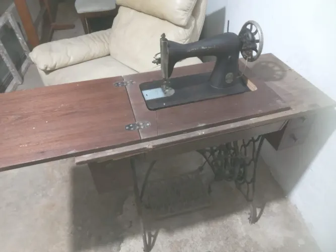 Maquina de costura antiga- Antiquario