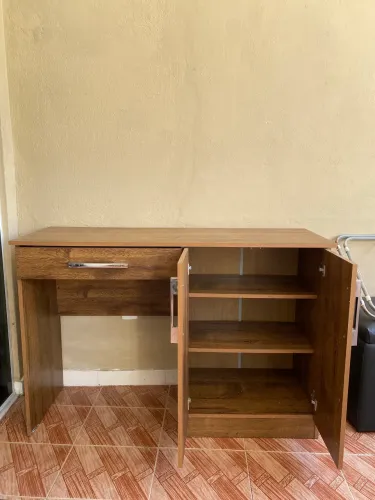 Escrivaninha com gaveta e prateleiras