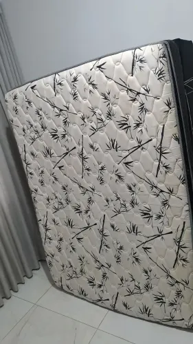 Box bau com colchão de molas ensacadas de 1,38