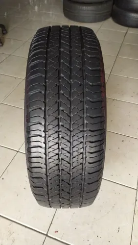 Um pneu 215 65 16 Bregestone Ht