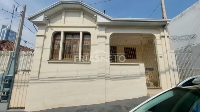 Casa Charmosa e Totalmente Reformada com Quintal no Centro