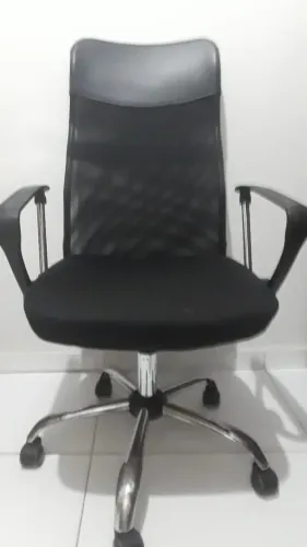 Vende Cadeira de escritório giratória com braço usada (negocio valor)